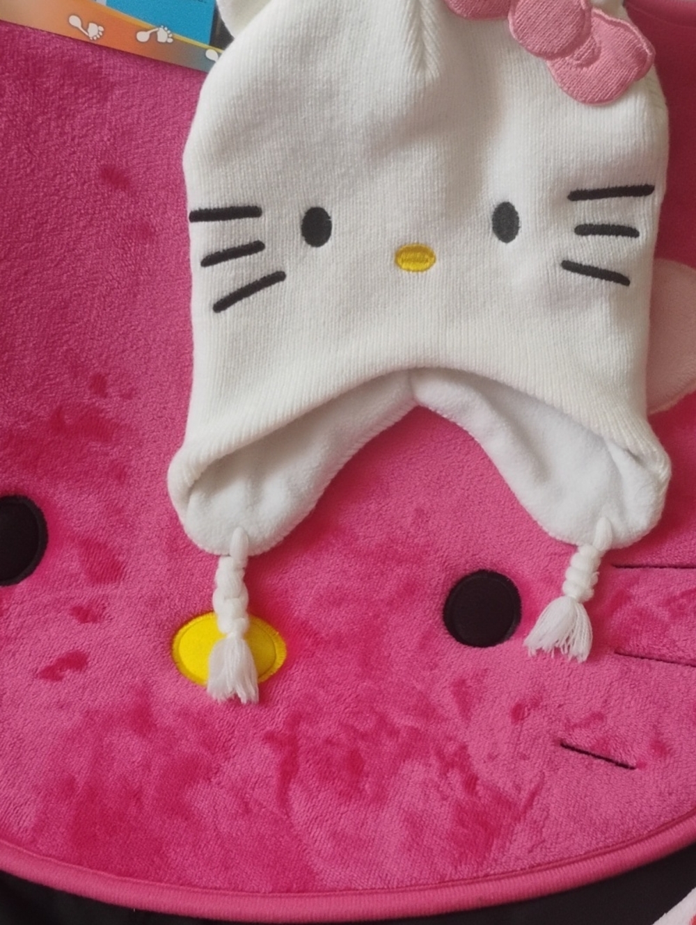 White Character Knit One-Piece Beenie Hat with Pink Bow🩷